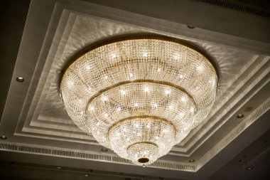 Otel odasının tavanından sarkan kristal avize.