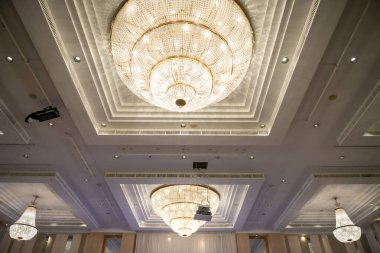 Otel odasının tavanından sarkan kristal avize.