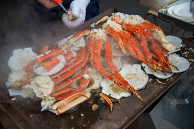 Tokyo, Tsukiji 'deki Japon caddesi Ginza' da yakın perakende satış örneği kırmızı yengeç bacakları beyaz mea