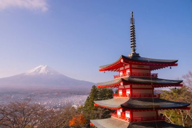 Chureito pagoda ve sabahları Fuji Dağı, sonbaharda Japonya