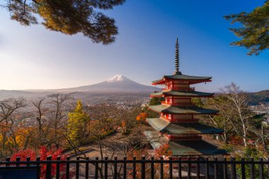 Chureito pagoda ve sabahları Fuji Dağı, sonbaharda Japonya