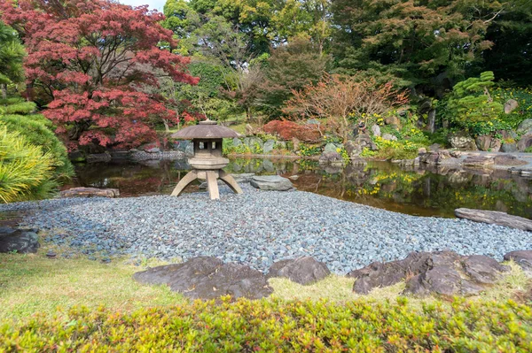 Japonya 'da sonbahar Japon bahçeli manzarayı terk eder