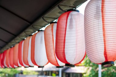 Çatıda asılı fenerler.