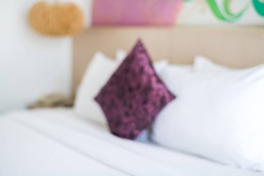 Beyaz yatağın bulanık arkaplanı bir otelin yatak odasında..