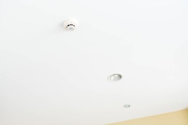 Tavanda bir ampul var..