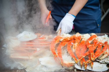 Tokyo, Tsukiji 'deki Japon caddesi Ginza' da yakın perakende satış örneği kırmızı yengeç bacakları beyaz mea