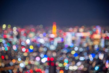 Gece, Bokeh 'in Japon ofis binasını bulanıklaştırdı.