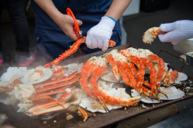 Tokyo, Tsukiji 'deki Japon caddesi Ginza' da yakın perakende satış örneği kırmızı yengeç bacakları beyaz mea