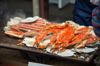 Tokyo, Tsukiji 'deki Japon caddesi Ginza' da yakın perakende satış örneği kırmızı yengeç bacakları beyaz mea