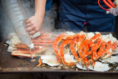 Tokyo, Tsukiji 'deki Japon caddesi Ginza' da yakın perakende satış örneği kırmızı yengeç bacakları beyaz mea