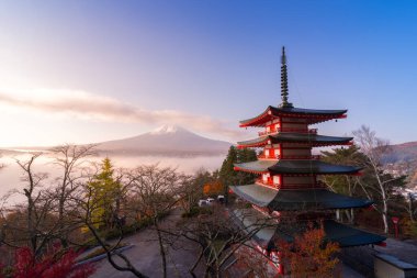 Chureito pagoda ve Fuji Dağı 'nın ender görülen sabah sisi, sonbaharda Japonya