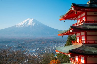 Chureito pagoda ve sabahları Fuji Dağı, sonbaharda Japonya