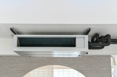 Klima tavanı havalandırma sistemi modern metal boru tesisatı temiz tavan kliması havalandırma ünitesi havalandırma sistemi modern metal borular.