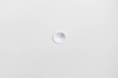 Minimalist beyaz tavan, tek bir ışık deseni, modern iç tasarım, temiz ve basit atmosfer, yumuşak aydınlatma, çağdaş ev tarzı