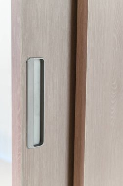 Sürgülü kapı ahşap yüzey... modern tarz açık kahverengi renk minimalist tasarım... dikey iç çizgiler... düz desen ev dekorasyonu çağdaş görünüm...