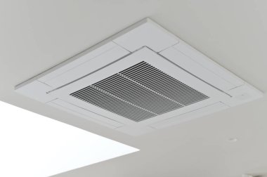 Tavan, klima modern havalandırma, kapalı hava kontrol paneli, enerji verimliliği, temiz hatlar, modern iç soğutma sistemi, ev konforu.