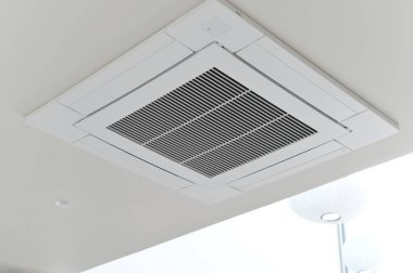 Tavan kliması modern havalandırma beyaz kare iç iklim kontrolü temiz teknoloji enerji verimli ofis aletleri ızgarası çağdaş minimal tasarım konfor hava akışı