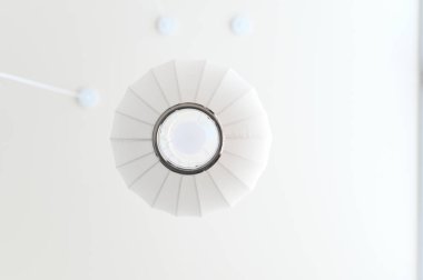 Beyaz tavan lambası modern ışıklandırma minimalist dairesel şekil iç dekorasyon yumuşak aydınlatma ev tasarımı parlak atmosfer yukarıdan görünümü