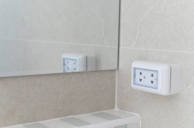 Elektrik prizi duvar aynası fayans beyaz güvenlik modern yansıma temiz yatay. Elektrik prizi kiremitli banyo duvarı ayna yansımalı modern ve temiz tasarım güvenli kurulum