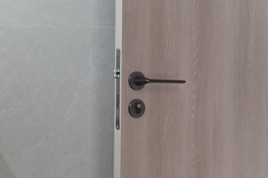 Modern ahşap kapı kulpu kilit minimalist iç tasarım siyah saplı modern ahşap kapı ve kilit miniminalist iç tasarım kısmen açık açık kahverengi ahşap modern tarz