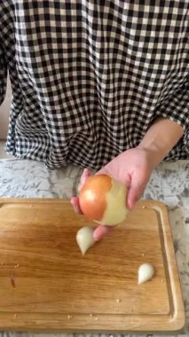 Sağlıklı Ev Yapımı Meyve Yemeği Hazırlama Taze Cilt Kesme Mutfağı Görünümü Kapatma İzleme Yeteneği Odaklı İfade Etmek İçin Beyaz Bıçak Tahtasını Kullanan Elma 'nın dikey videosu