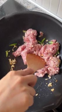 Top View Taze Ev Yapımı Çiğ Domuz Kıyması Karıştırma Kızartma Sıcak Kara Tavada Tahta Spatula İştah açıcı Lezzetli Yemek Hazırlama Anı Baharatlı Asya Yemek Tarifi