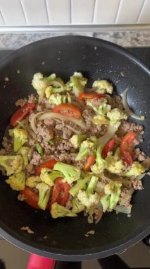 Lezzetli Ev Yapımı Karıştırma Kızartma Taze Karnabahar Çiçekleri Dilimlenmiş Domates Soğan Yerden Etli Tuzlu Aroma Sıcak Siyah Wok Pan Fırın Sağlıklı Öğlen Yemeği Dokuması