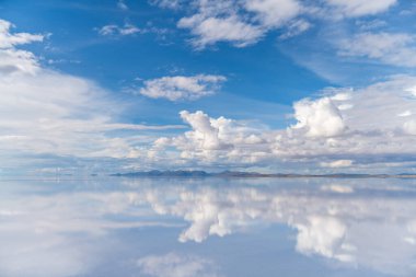 Bolivya 'daki Uyuni tuz düzlüğünde huzur ve bulut yansıması