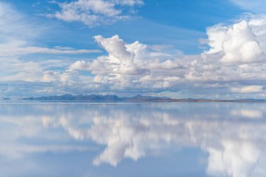 Bolivya 'da gökyüzünün ve bulutun huzurlu yansıması