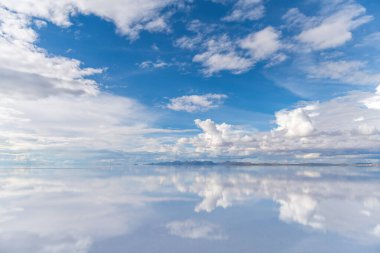 Bolivya 'daki uyuni tuzlu, düz düz geniş arazide serin bulut yansıması