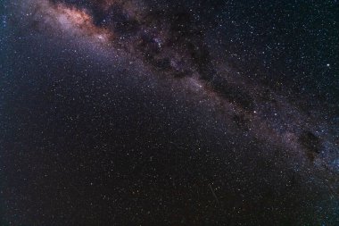 Geceleyin gökyüzünde yıldızlı görkemli Samanyolu Galaksisi