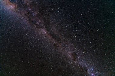 Huşu uyandıran Samanyolu Galaksisi yıldızlı gece göğü boyunca uzanıyor