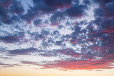 Valle de la Luna üzerinde dramatik günbatımı gökyüzü renkli huzurlu doğal arka plan