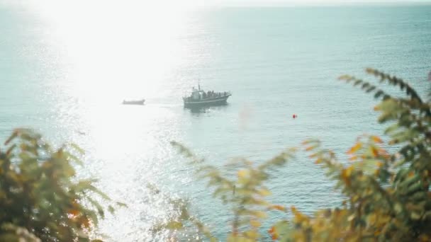 Båten går till sjöss. Fartyget seglar mot horisonten över det glittrande blå havet. Båttur på en klar solig dag. Vackert varmt hav med solsken. — Stockvideo