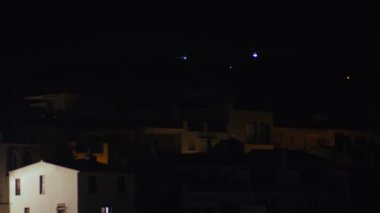 Akşamları güzel Akdeniz köyü. Deniz kıyısındaki küçük bir kasabanın gece manzarası. İspanya 'da Calella de Palafrugell' in su ve ışıkları. Costa Brava tatili soğuk. Kumsaldaki beyaz evler..