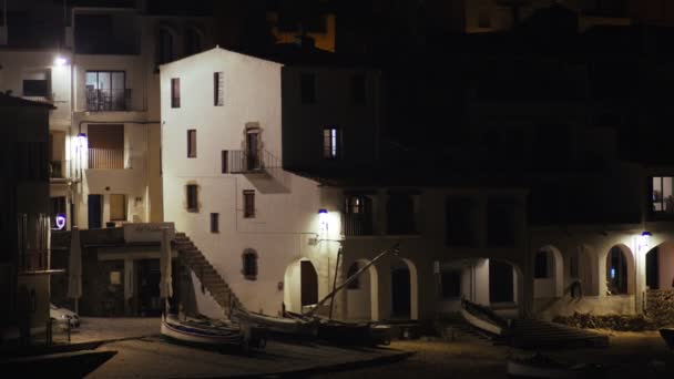 Beautiful Mediterranean village at evening. Night views on a small town on a sea coast. Water and lights of Calella de Palafrugell in Spain. Costa Brava vacation an chill. White houses on the beach.. — Stock Video
