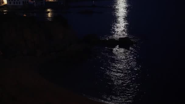 Mer nocturne au clair de lune. Beau village méditerranéen la nuit. Vue sur une petite ville sur une côte maritime. Eau et lumières de Calella de Palafrugell en Espagne. Costa Brava vacances an chill. — Video