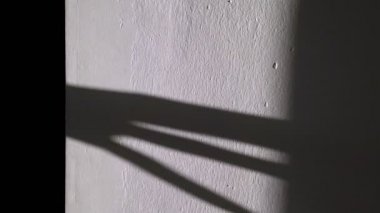 Duvardaki elin korkunç gölgesi. El duvarda sürünüyor. Korku sahnesi. Işık duvarında siyah bir gölge var. Uzun parmaklar seni yakalamaya çalışıyor. Gizemli korkunç siluet.