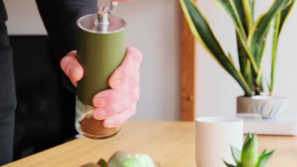 Je fais du café. Café spécial à la maison. Barista broie du café frais dans un moulin à café manuel. Café filtre aromatique sur la table. Petit déjeuner. Pause café. — Video