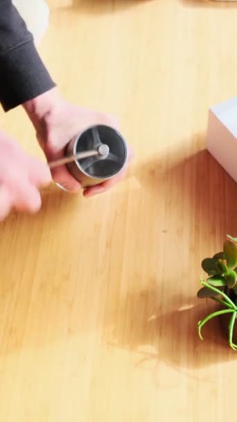 Je fais du café. Café spécial à la maison. Barista broie du café frais dans un moulin à café manuel. Café filtre aromatique sur la table. Petit déjeuner. Pause café. Images verticales — Video