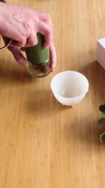 Kahve yapıyorum. Evdeki özel kahve. Barista degukasyona taze öğütülmüş kahve dolduruyor. Aromatik filtre kahve masada. Dikey görüntü. Öğütücü.