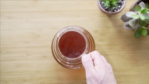 Dělám doma speciální kávu. Barista třese kávou na skleněném serveru. Aromatická filtrační káva na stole. Degustace. Snídaně. Pauza na kafe. Horní pohled — Stock video