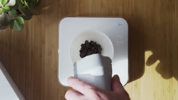 A fazer café. Café especial em casa. Barista pesa uma porção de grãos de café. Café de filtro aromático na mesa. Pausa para café. Pequeno-almoço. vista superior. — Vídeo de Stock