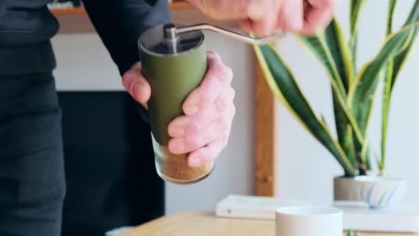 Robię kawę. Specjalna kawa w domu. Barista mieli świeżą kawę w ręcznym młynku do kawy. Aromatyczna kawa filtracyjna na stole. Śniadanie. Przerwa na kawę. — Wideo stockowe