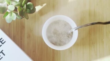 Kahve yapıyorum. Evdeki özel kahve. Barista çaydanlıktan kahve bardağına su döker. Aromatik filtre kahve masada. Seramik beyaz bardak. Kahve molası. Kahvaltıda. Üst görünüm