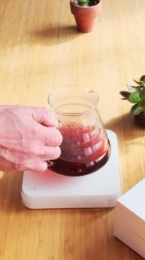 Evde özel kahve yapıyorum. Barista cam sunucuda kahve sallıyor. Aromatik filtre kahve masada. Degukasyon. Kahvaltıda. Kahve molası. Dikey görüntüler