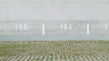 Siyah taytlı uzun saçlı kadın güzel bir şehir manzarasında koşuyor. Şehirde sabah koşusu. Spor ve sağlıklı yaşam tarzı. Otoparkta bir sporcu. Şehir sporu. Güneşli bir günde dışarıda egzersiz yapın..