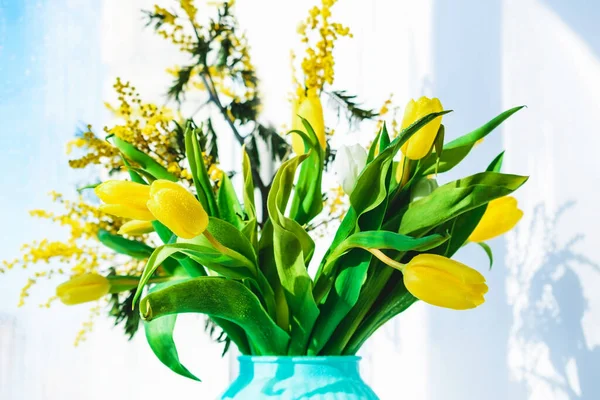 花瓶に黄色のチューリップとミモザの春の花束 — ストック写真