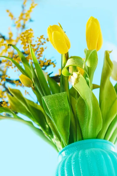 Frühlingsstrauß Aus Tulpen Und Mimosen — Stockfoto