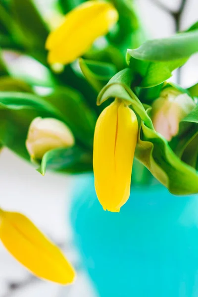 花瓶に黄色のチューリップの花束 — ストック写真